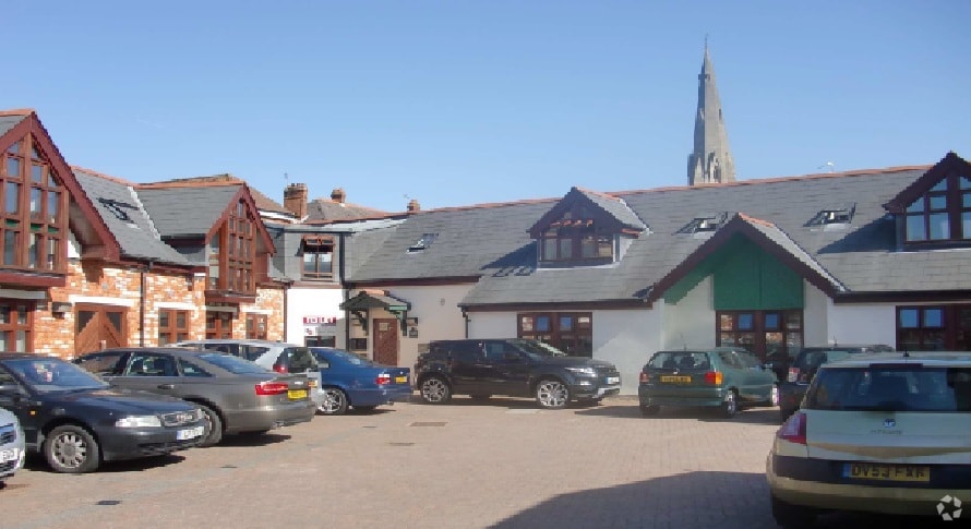 Quadrant Way, Weybridge for lease - Building Photo - Image 2 of 8