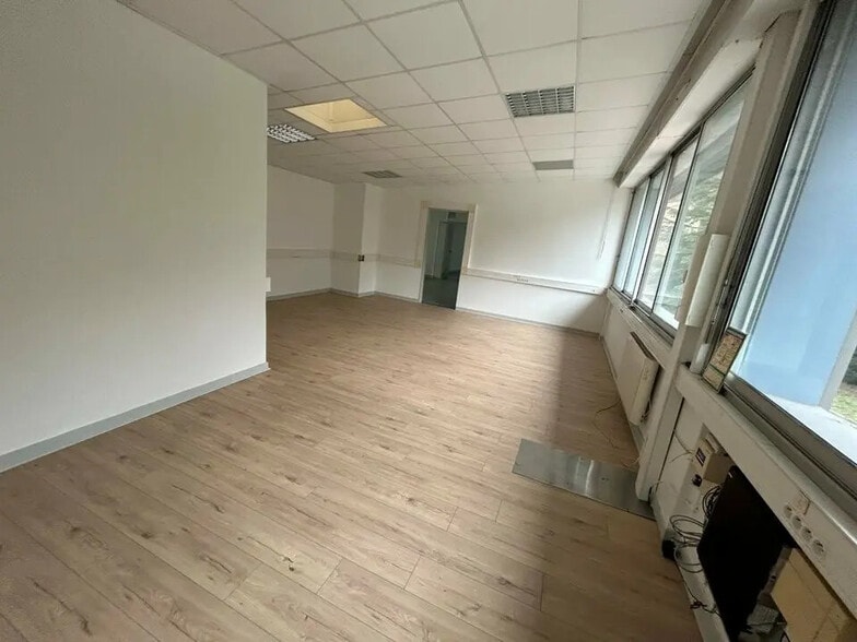 Office in Vienne for lease - Interior Photo - Image 2 of 12