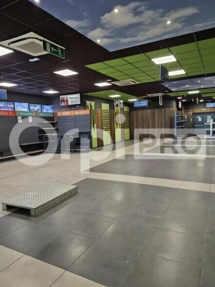 Retail in Reims for lease - Interior Photo - Image 2 of 5