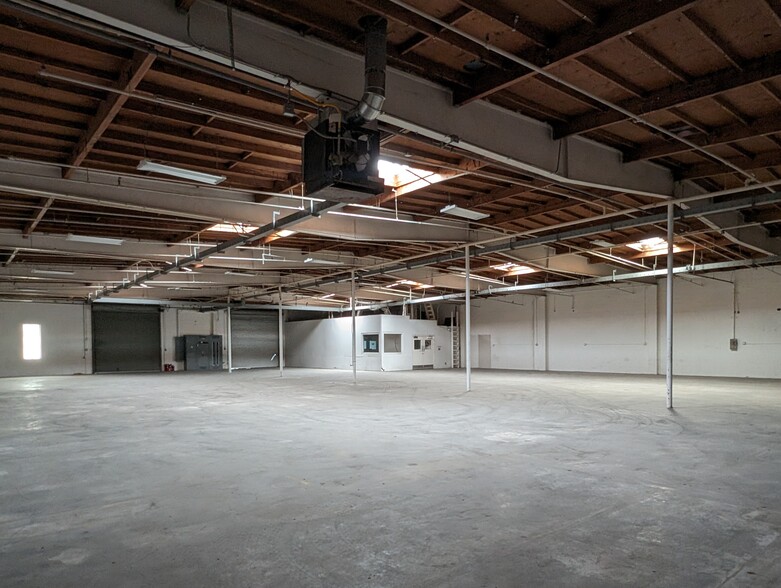 10922-10926 Burbank Blvd, North Hollywood, CA for lease - Interior Photo - Image 3 of 9