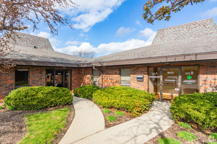 1803 Hicks Rd, Rolling Meadows, IL for lease - Building Photo - Image 3 of 9