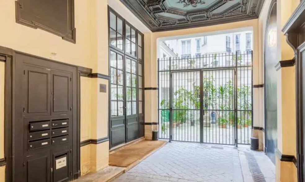 24 Rue Meslay, Paris for sale - Interior Photo - Image 3 of 3