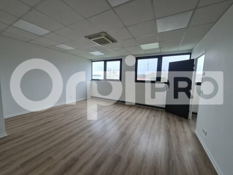 Office in Reims for lease - Interior Photo - Image 2 of 10