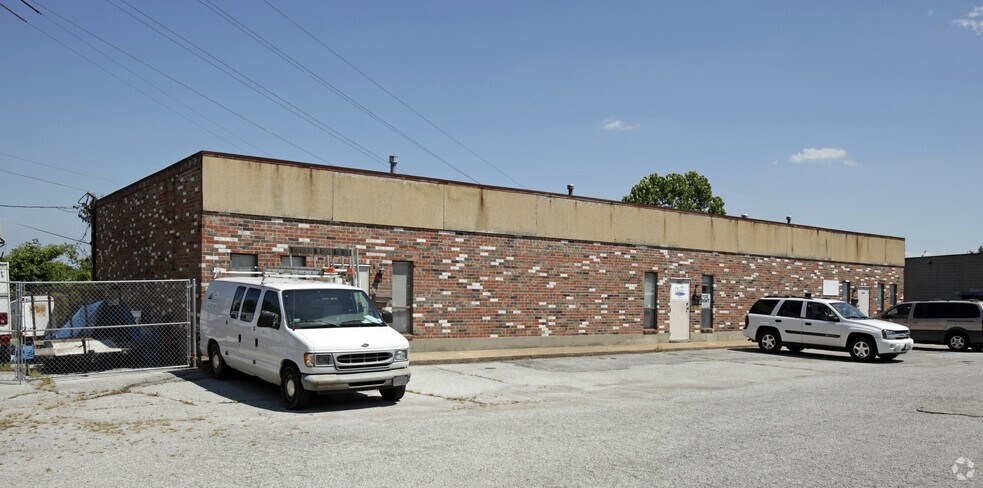 1000-1004 Fox Chase Industrial Dr, Arnold, MO for sale - Building Photo - Image 1 of 1