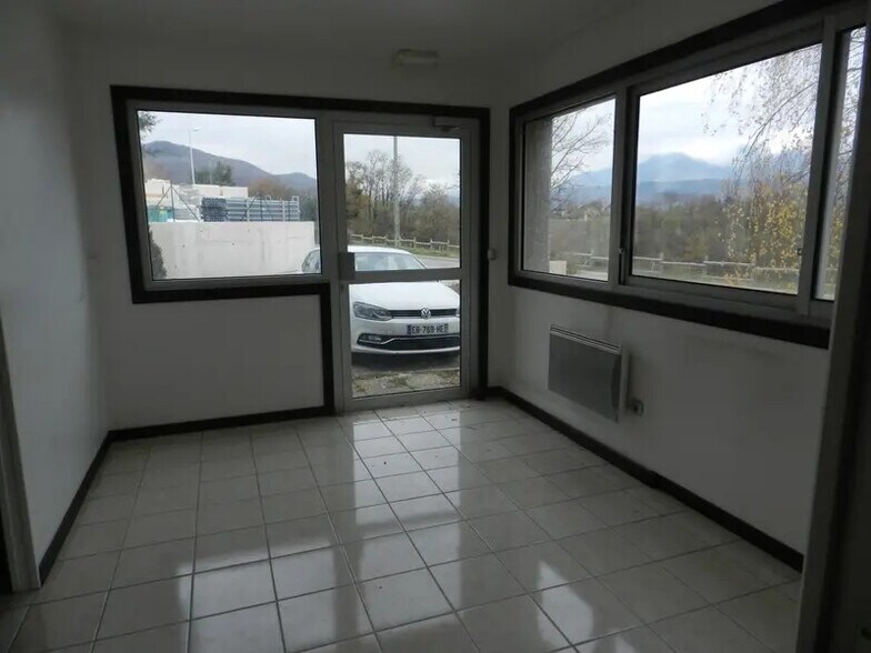 Flex in Voiron for sale - Building Photo - Image 3 of 16