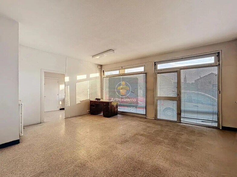 Retail in La Tour-du-Pin for sale - Interior Photo - Image 1 of 6