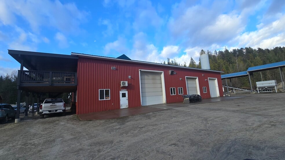 1500 Hot Springs Rd, Nakusp, BC for sale - Primary Photo - Image 2 of 33