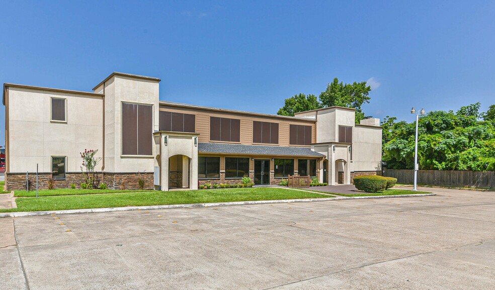 900 W Davis St, Conroe, TX for sale - Building Photo - Image 1 of 1