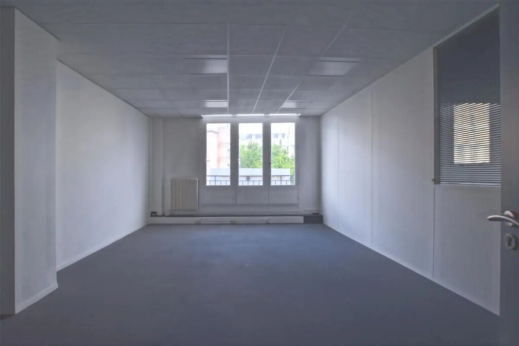 Location Bureaux 181 m² - Photo 1