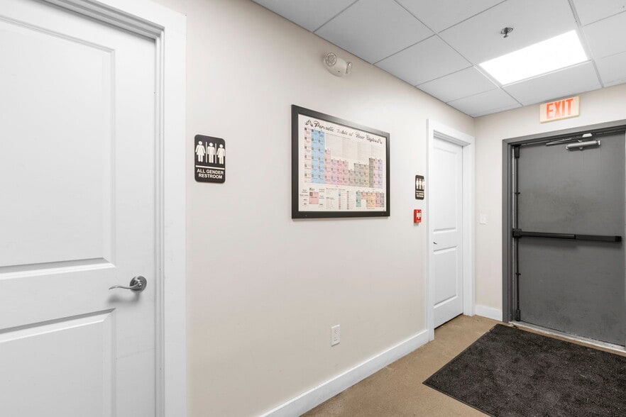 8 Somersworth Plz, Somersworth, NH for sale - Interior Photo - Image 2 of 31