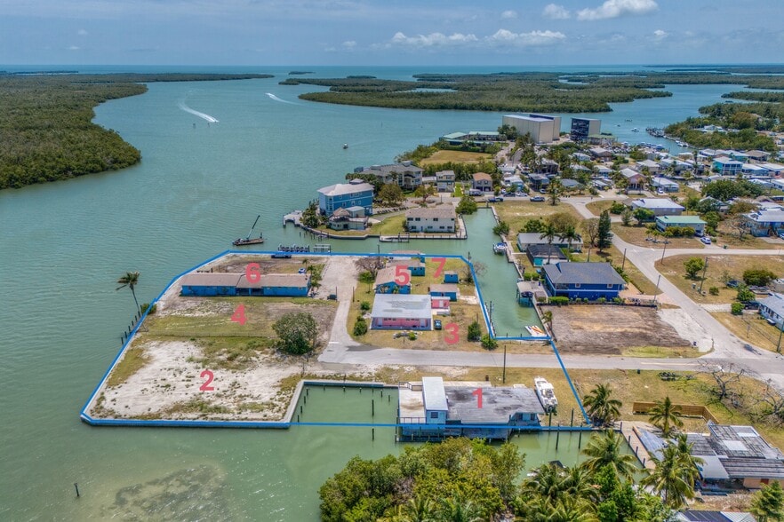 301-305 Pear Tree Ave & 107, 108, 109, 110, 111 East Ct., Goodland, FL for sale - Building Photo - Image 3 of 4