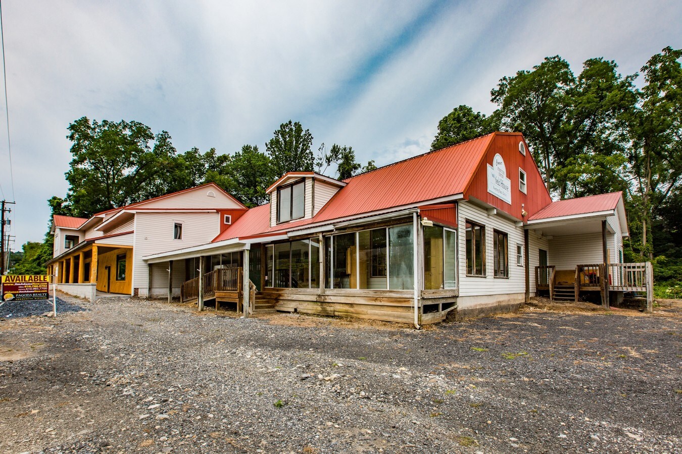 989 Fritztown Rd, Sinking Spring, PA 19608