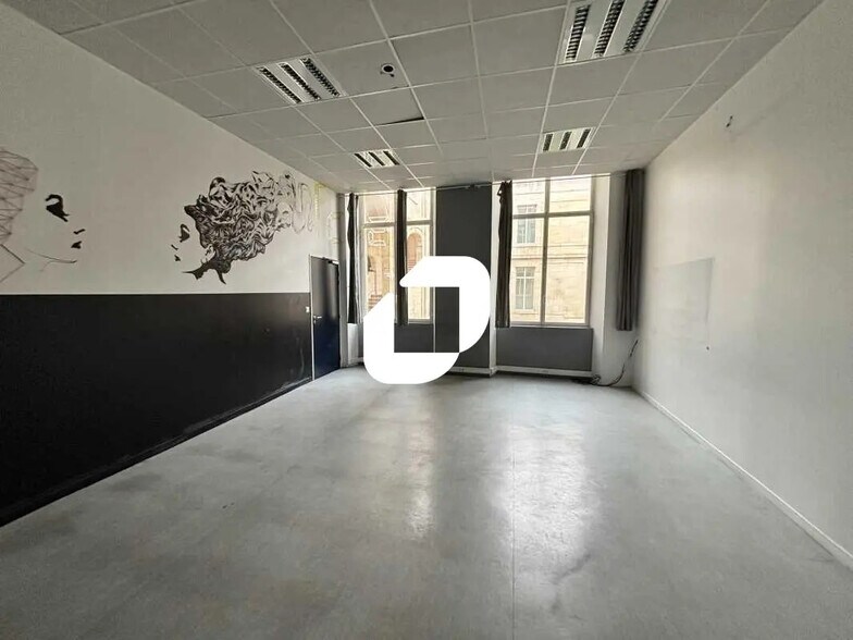 Office in Bordeaux for lease - Building Photo - Image 2 of 10