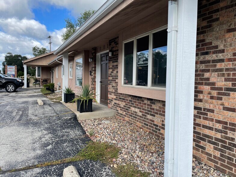 S30W24784 Sunset Dr, Waukesha, WI 53189