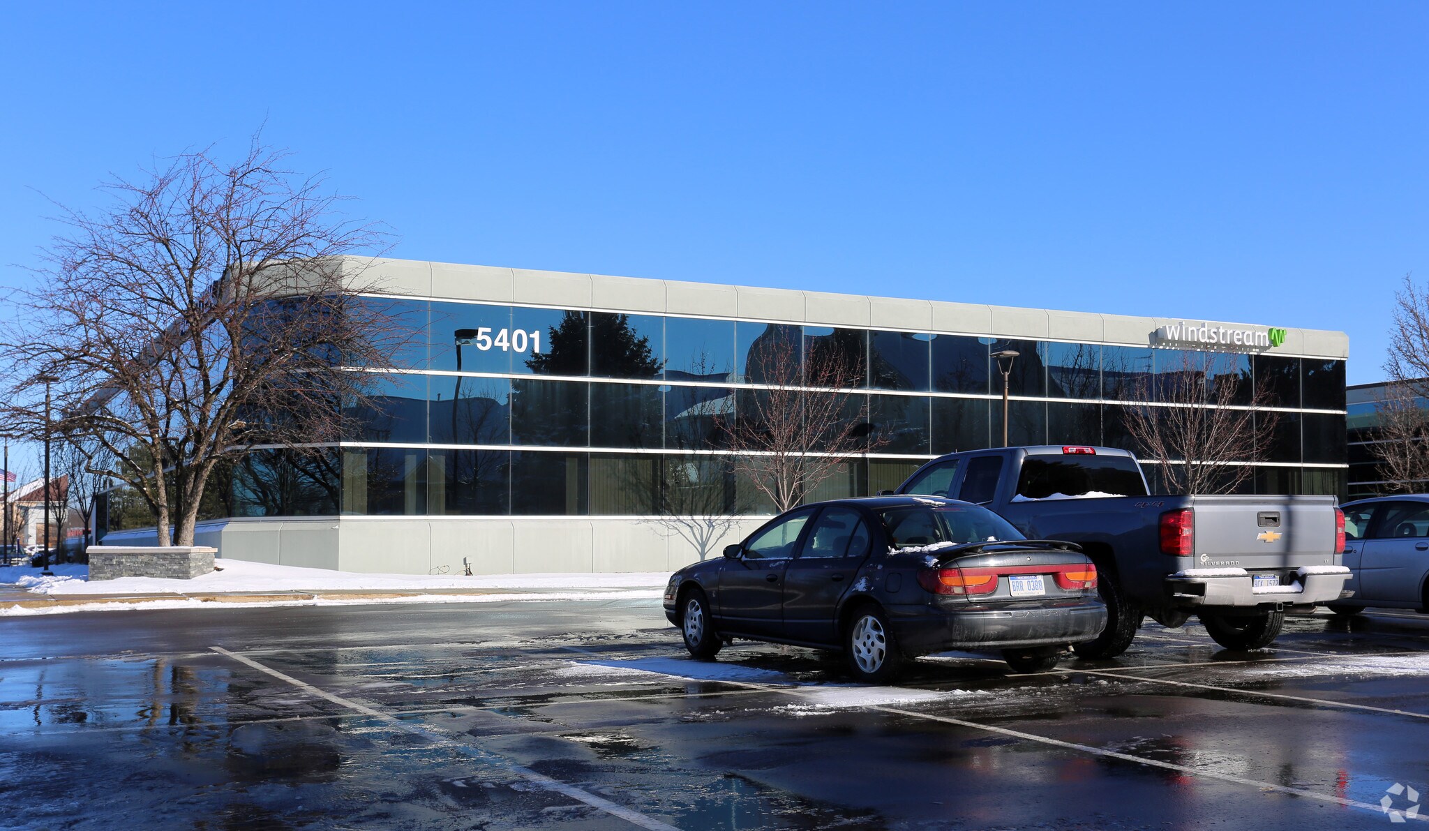 5401 Gateway Ctr, Flint, MI for lease Primary Photo- Image 1 of 8