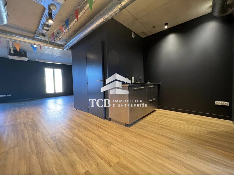 Office in Nantes for lease - Building Photo - Image 2 of 5