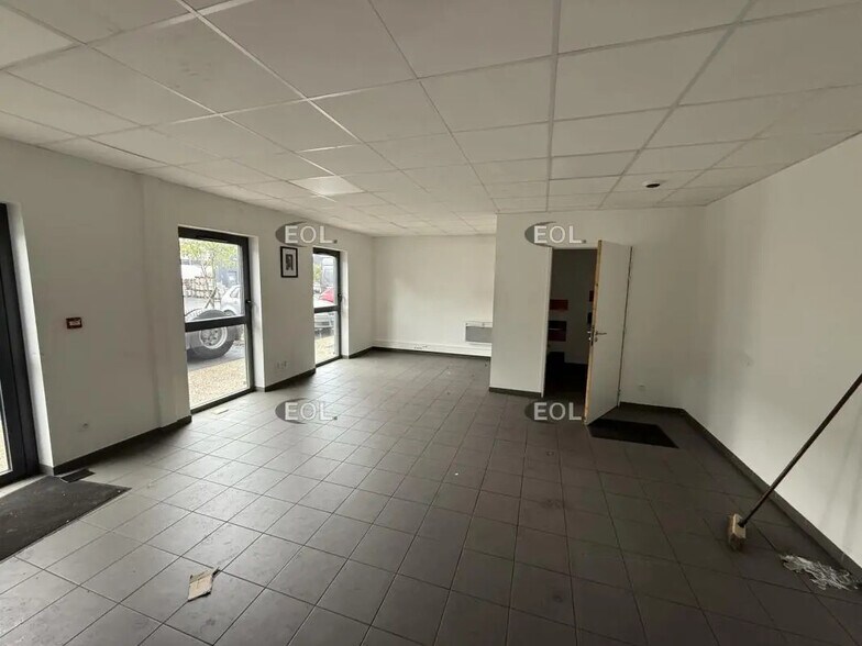 Flex in Croissy-Beaubourg for lease - Interior Photo - Image 3 of 5