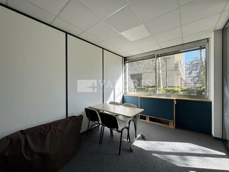 Office in Villeurbanne for lease - Building Photo - Image 3 of 4
