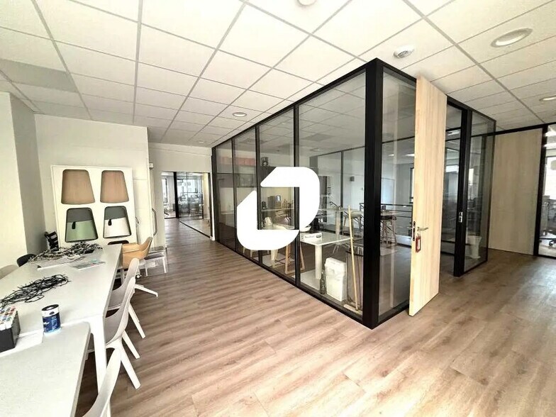Office in Bordeaux for lease - Building Photo - Image 3 of 10