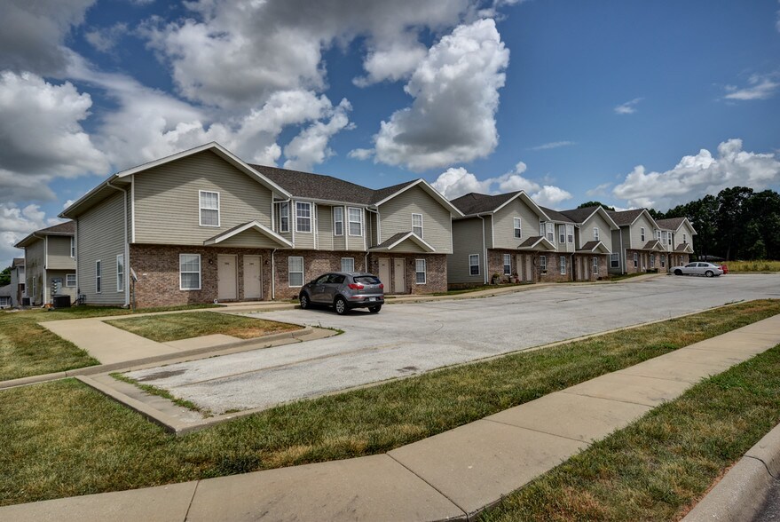 5550 N White St, Ozark, MO 65721