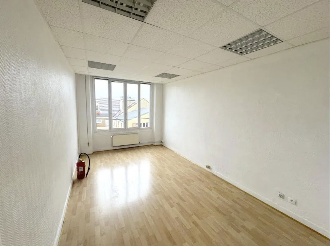 Office in Versailles for lease Interior Photo- Image 1 of 5