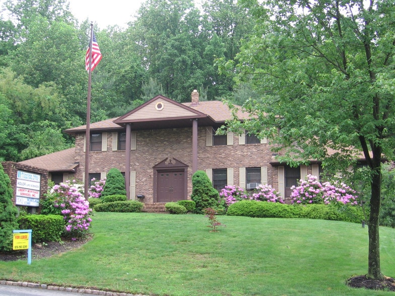 74 S Powder Mill Rd, Morris Plains, NJ for sale - Primary Photo - Image 1 of 27