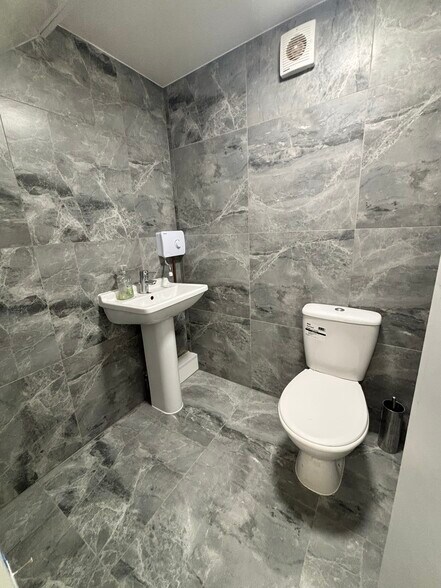 159 Hersham Rd, Walton On Thames for lease - Building Photo - Image 3 of 3