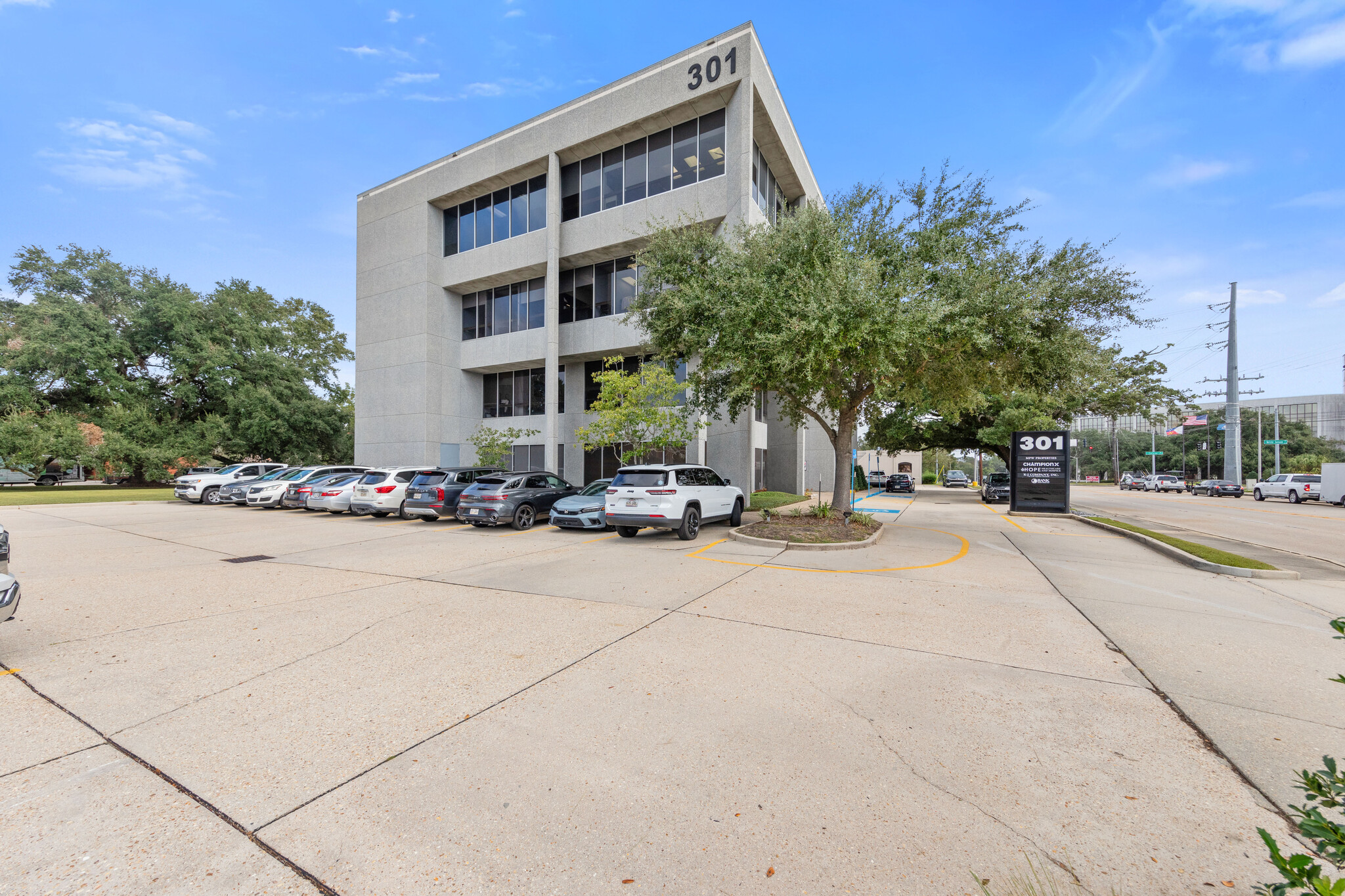 301 Kaliste Saloom Rd, Lafayette, LA for lease Building Photo- Image 1 of 17