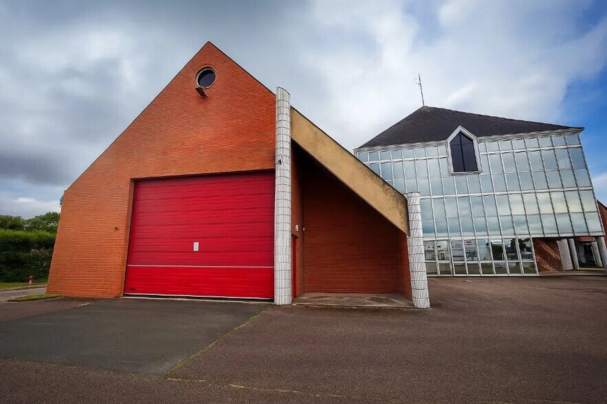 Retail in Montceau-les-Mines for lease - Building Photo - Image 2 of 2