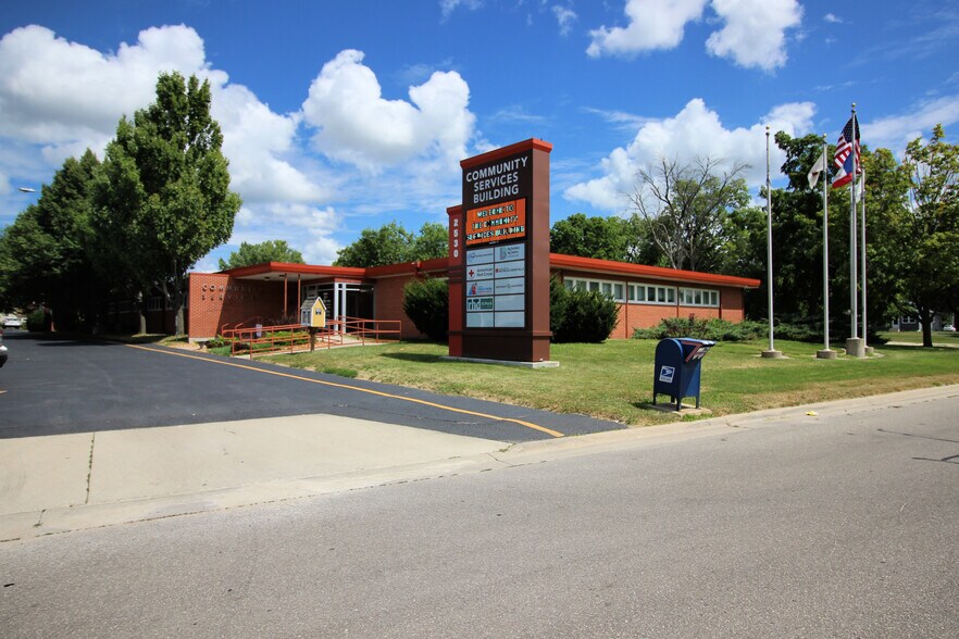 2530 University Ave, Waterloo, IA 50701