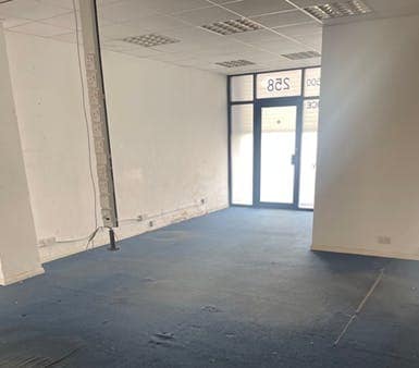 258 Amesbury Ave, London for lease - Interior Photo - Image 3 of 4