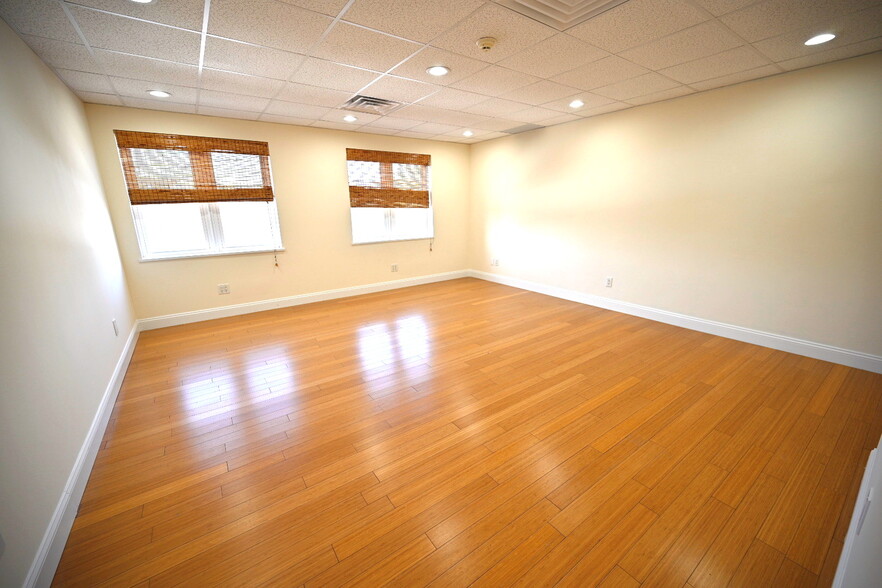 32 Piermont Rd, Cresskill, NJ for lease - Interior Photo - Image 2 of 7