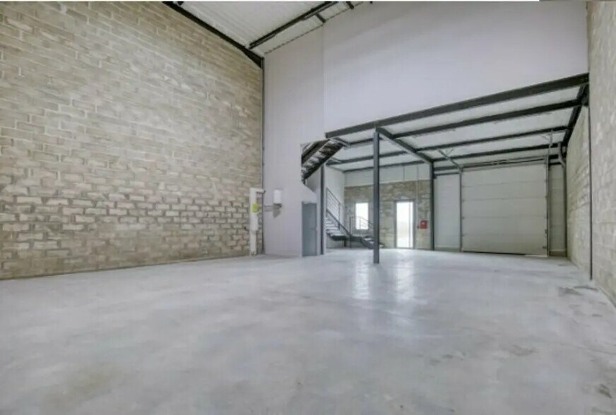 Flex in Persan for sale - Interior Photo - Image 2 of 3