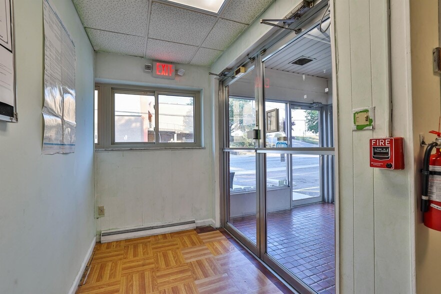 2651 Highland Ave, Cincinnati, OH for sale - Interior Photo - Image 2 of 34