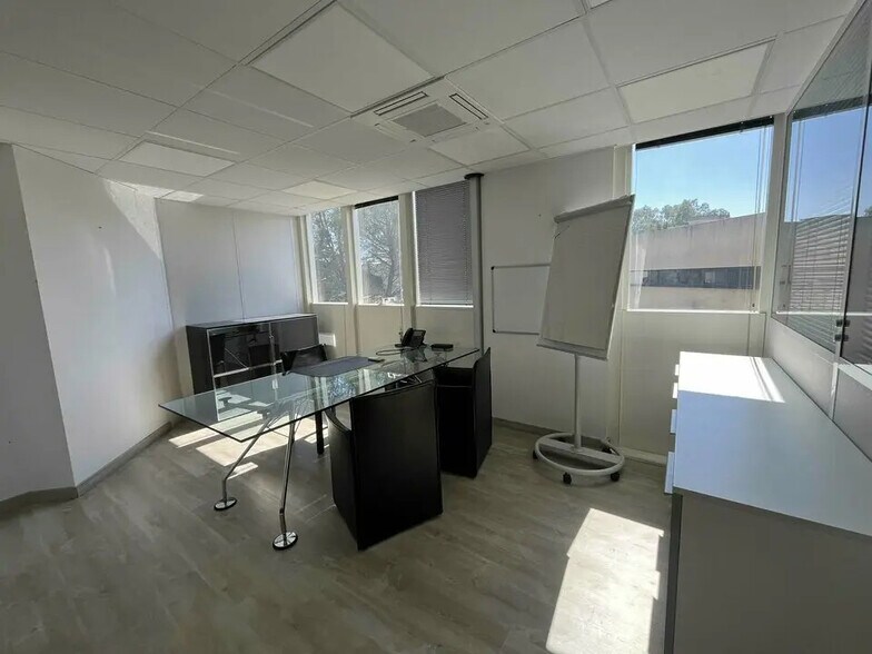 Office in Saint-Raphaël for lease - Interior Photo - Image 2 of 5