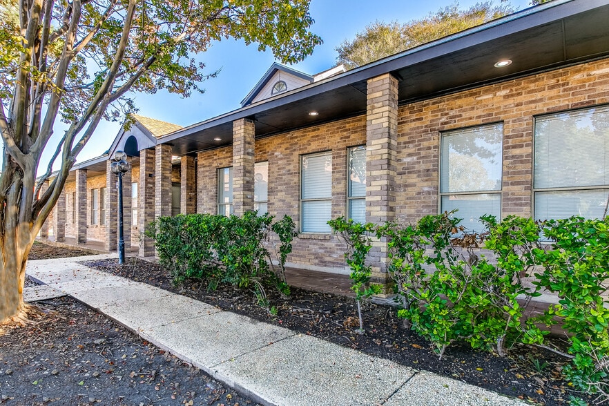 8627 Cinnamon Creek Dr, San Antonio, TX for sale - Building Photo - Image 2 of 12