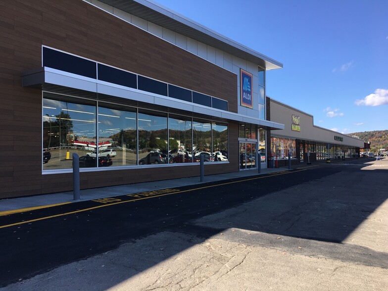 560 Harry L Dr, Johnson City, NY for lease - Building Photo - Image 1 of 5