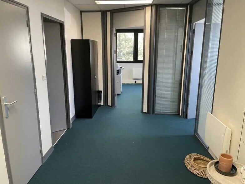 Office in Compiègne for lease - Interior Photo - Image 3 of 8
