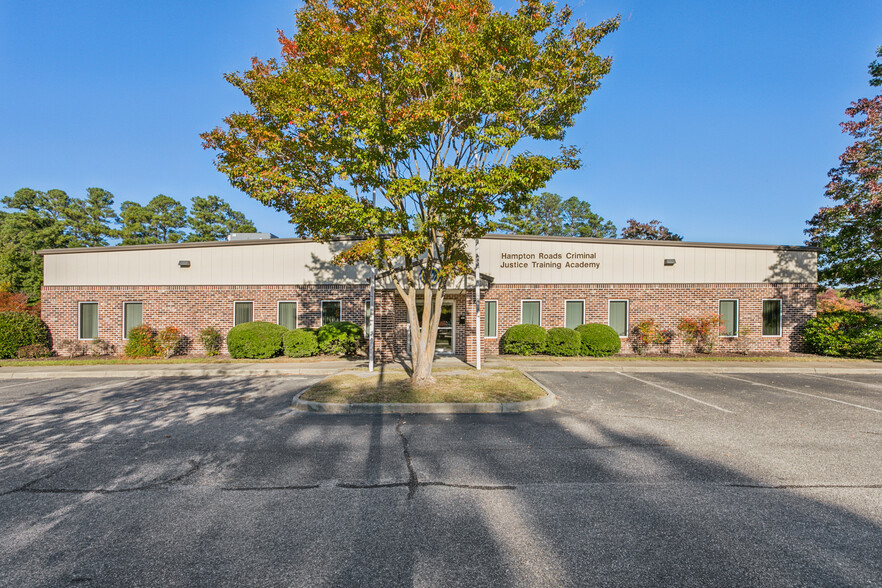 805 City Center Blvd, Newport News, VA for lease - Primary Photo - Image 1 of 4