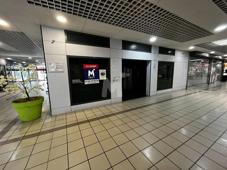 Retail in Saint-Germain-lès-Corbeil for lease - Lobby - Image 1 of 9