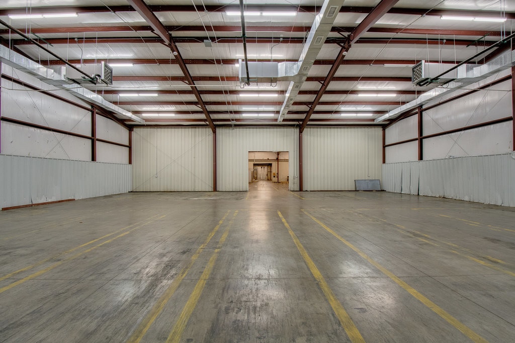 1212 S Clay St, Ennis, TX for sale Interior Photo- Image 1 of 6