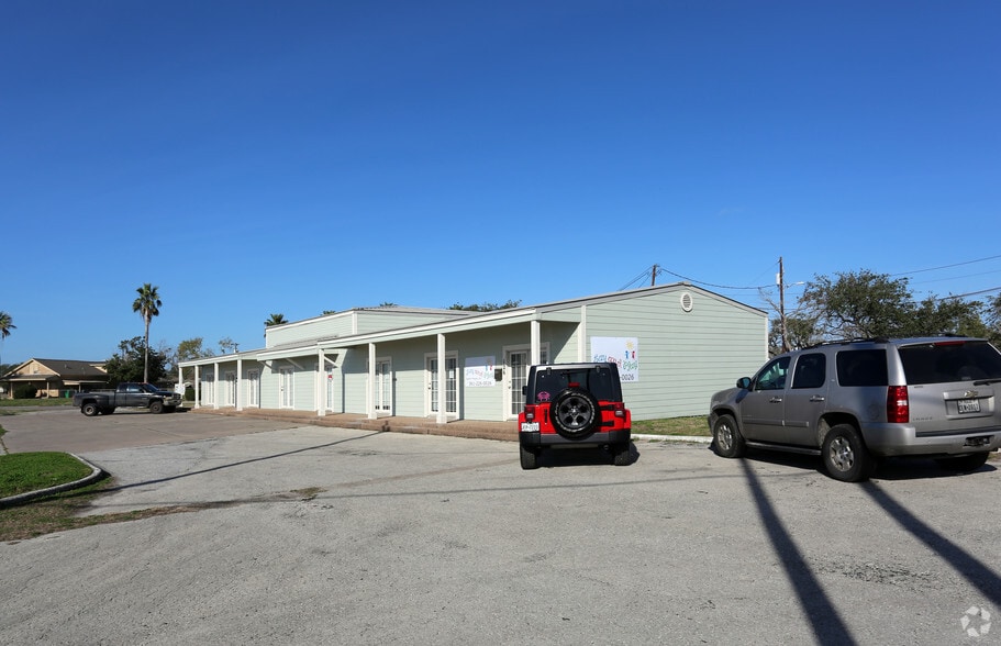 126-140 W Cleveland Blvd, Aransas Pass, TX for sale - Building Photo - Image 2 of 4