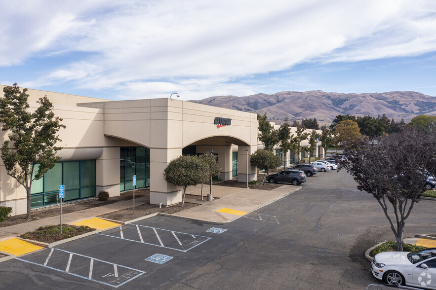 409-433 Dixon Landing Rd, Milpitas, CA for lease - Building Photo - Image 1 of 2