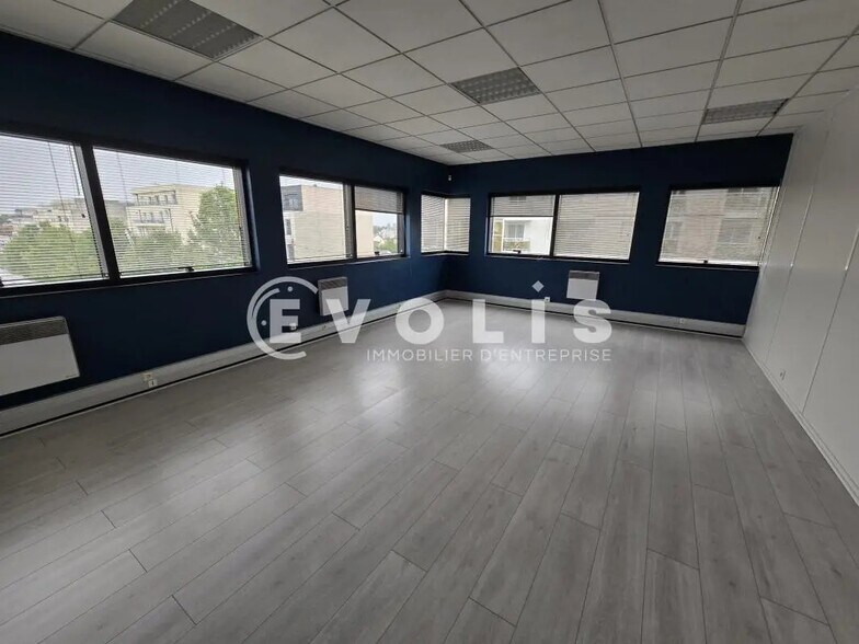 Office in Chilly-Mazarin for lease - Interior Photo - Image 2 of 11