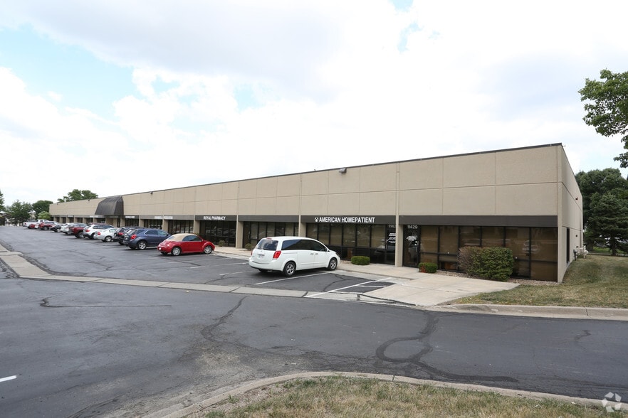 11429 Strang Line Rd, Lenexa, KS for lease - Building Photo - Image 2 of 7