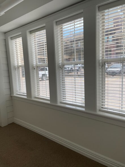 320 N Rollston Ave, Fayetteville, AR for lease - Building Photo - Image 3 of 13