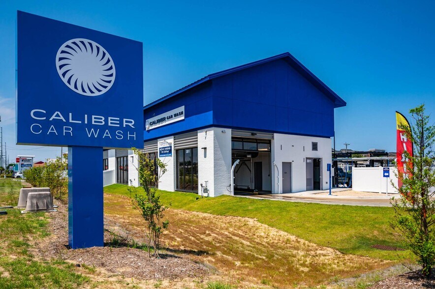 2011 S Croatan Hwy, Kill Devil Hills, NC for sale - Building Photo - Image 1 of 1