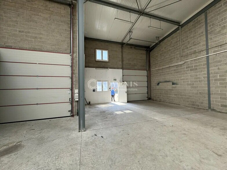 Flex in Stains for lease - Interior Photo - Image 2 of 8