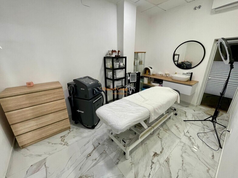 Avenida de las Cortes de Aragón, 5, Quinto, Zaragoza for lease - Building Photo - Image 2 of 8