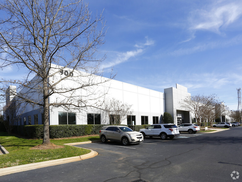 900 Center Park Dr, Charlotte, NC for lease - Primary Photo - Image 1 of 7